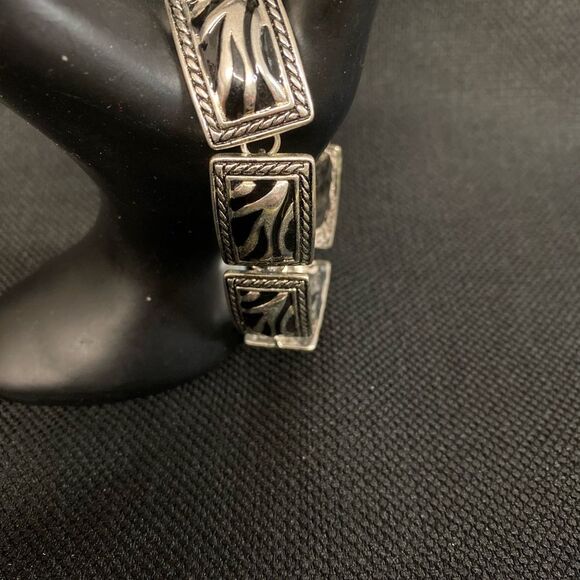 Unique Fashion CHARM BRACELET - Clasp Style - Brand new w/tags - Picture 2 of 5